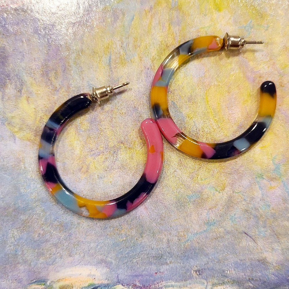 Multi-color tortoise shell resin/acrylic hoop earrings